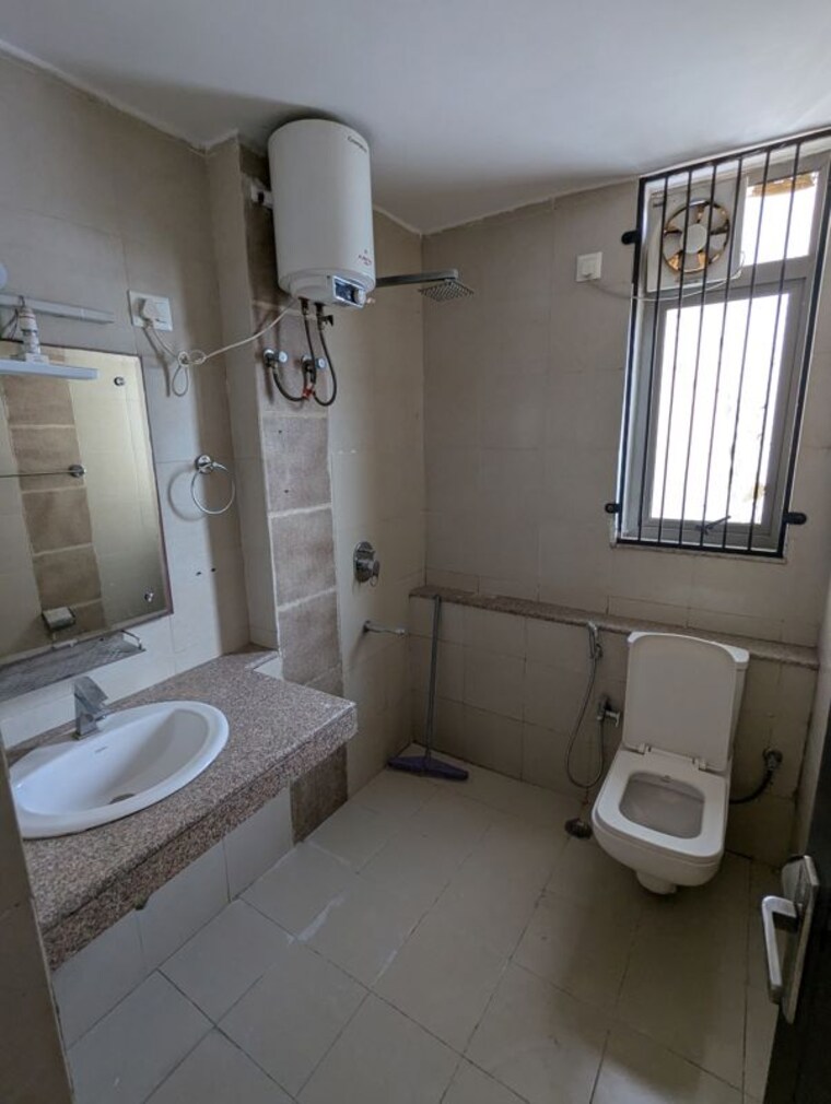 Bathroom, unitech-uniworld-gardens 3 Bedroom 1355 Sq.Ft. Apartment In Sector 47 Gurgaon 10550340