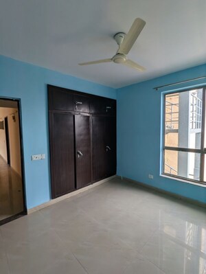 Room in 3 BHK Apartment at Unitech Uniworld Gardens, Sector 47 – for Rent