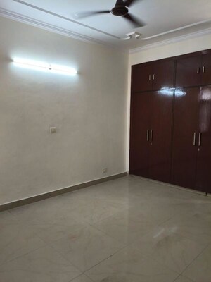 Room in 3 BHK Builder Floor at Sector 21 – for Rent