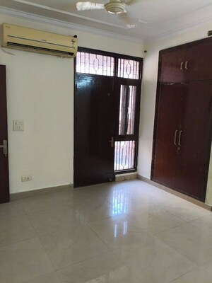 Room in 3 BHK Builder Floor at Sector 21 – for Rent