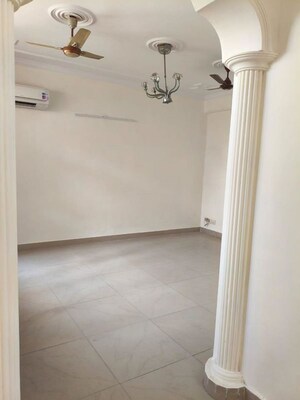 Room in 3 BHK Builder Floor at Sector 21 – for Rent