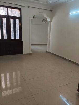 Room in 3 BHK Builder Floor at Sector 21 – for Rent