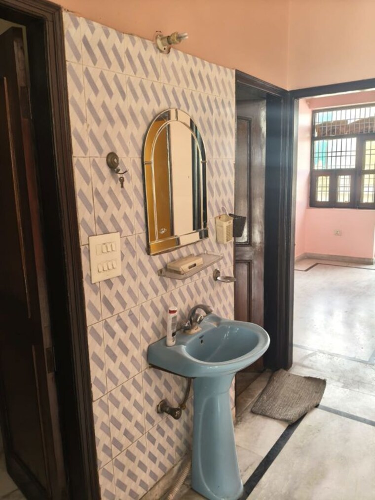 Bathroom, sector 9 2 Bedroom 160 Sq.Yd. Builder Floor In Sector 9 Gurgaon 10550408