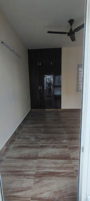 Room in 2 BHK Apartment at UPAEVP Mandakini Enclave, Raebareli Road – for Rent