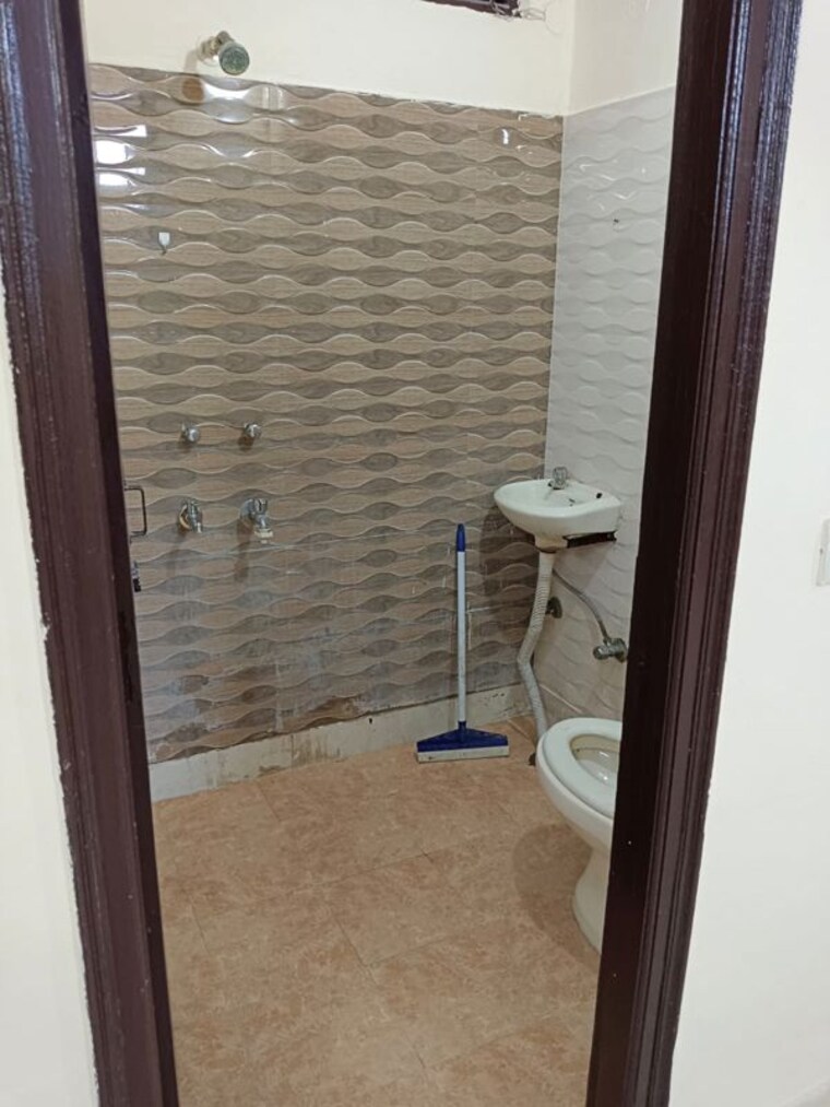 Bathroom, lajpat nagar 4 Studio 456 Sq.Ft. Apartment In Lajpat Nagar 4 Delhi 10550428