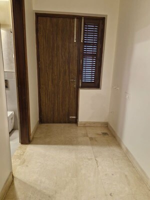 Building Lobby in 3 BHK Builder Floor at Sector 43 – for Rent