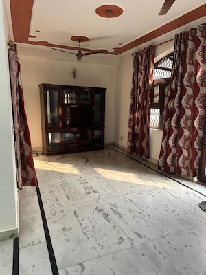 Parking in 3 BHK Builder Floor at Sector 21 – for Rent