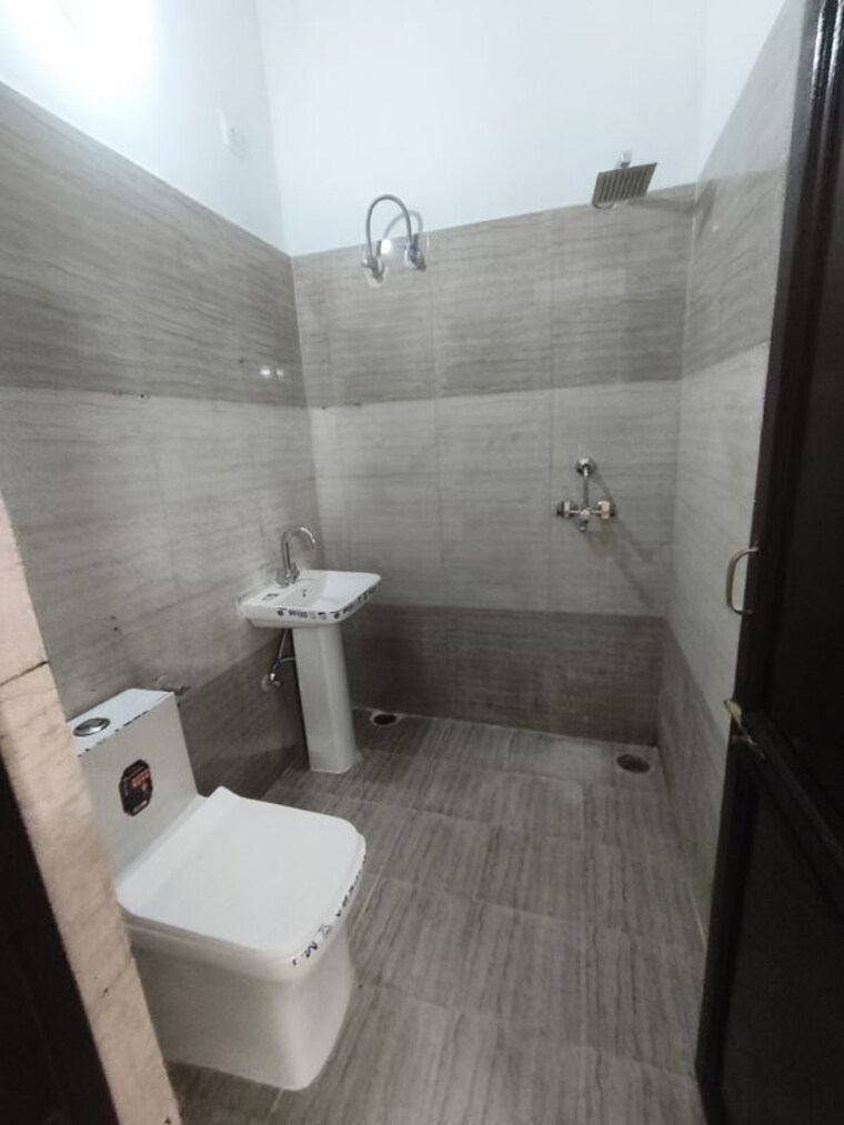 Bathroom, guru-nanak-enclave 2 Bedroom 142 Sq.Yd. Builder Floor In Dhakoli Zirakpur 10546522