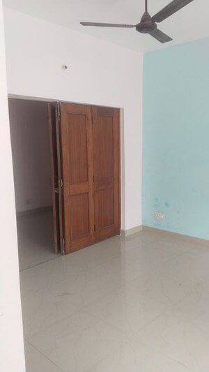 Room in 2 BHK Builder Floor at Gomti Nagar – for Rent