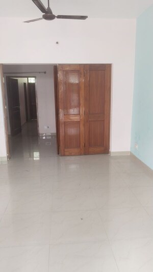 Room in 2 BHK Builder Floor at Gomti Nagar – for Rent