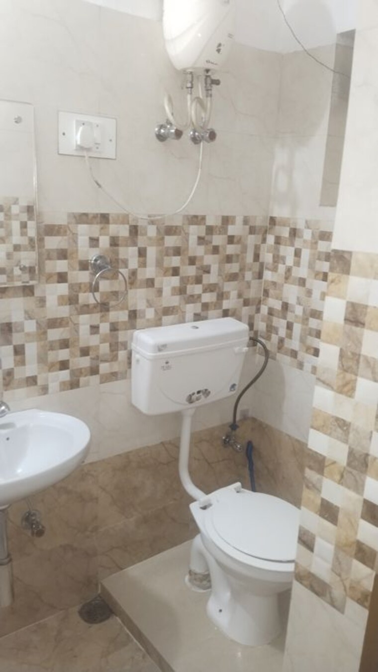 Bathroom, gomti nagar 1 RK 500 Sq.Ft. Builder Floor In Gomti Nagar Lucknow 10550980