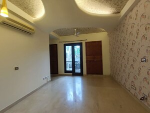 Room in 4 BHK Apartment at Greater Kailash I – for Rent