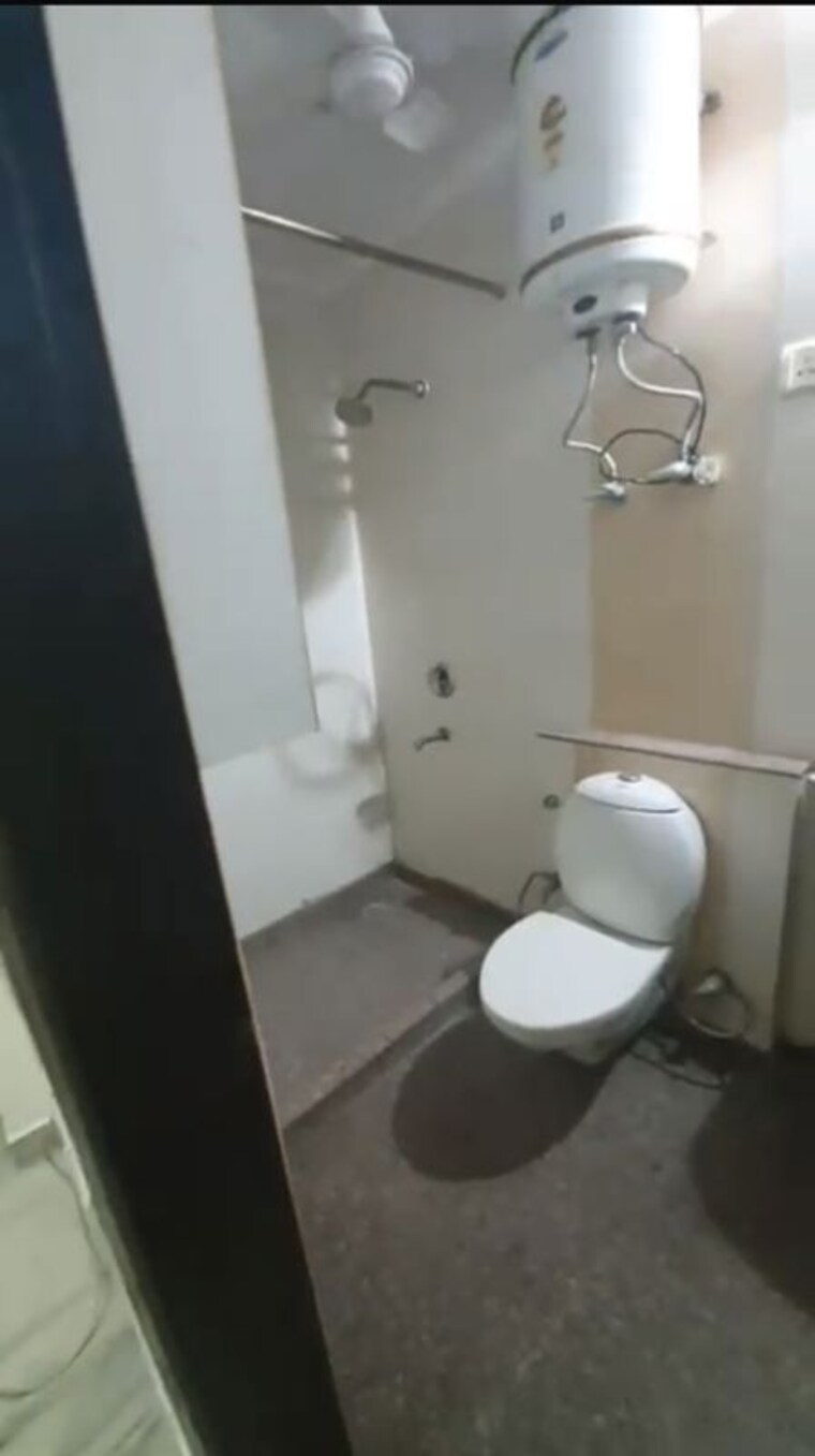Bathroom, south extension 3 Bedroom 100 Sq.Yd. Builder Floor In South Extension Delhi 10546604