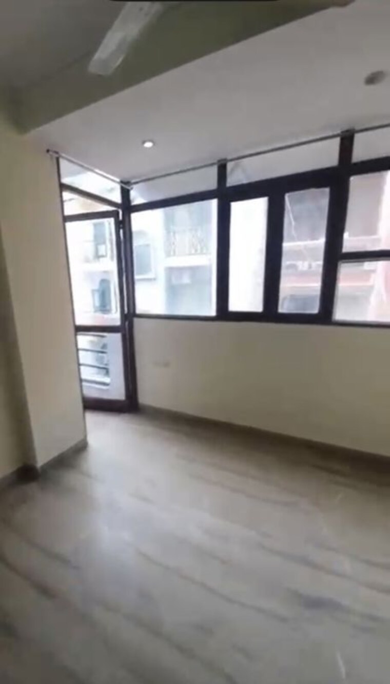 Room, south extension 3 Bedroom 100 Sq.Yd. Builder Floor In South Extension Delhi 10546604