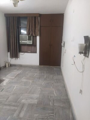 Room in 3 BHK Builder Floor at South Extension ii – for Rent