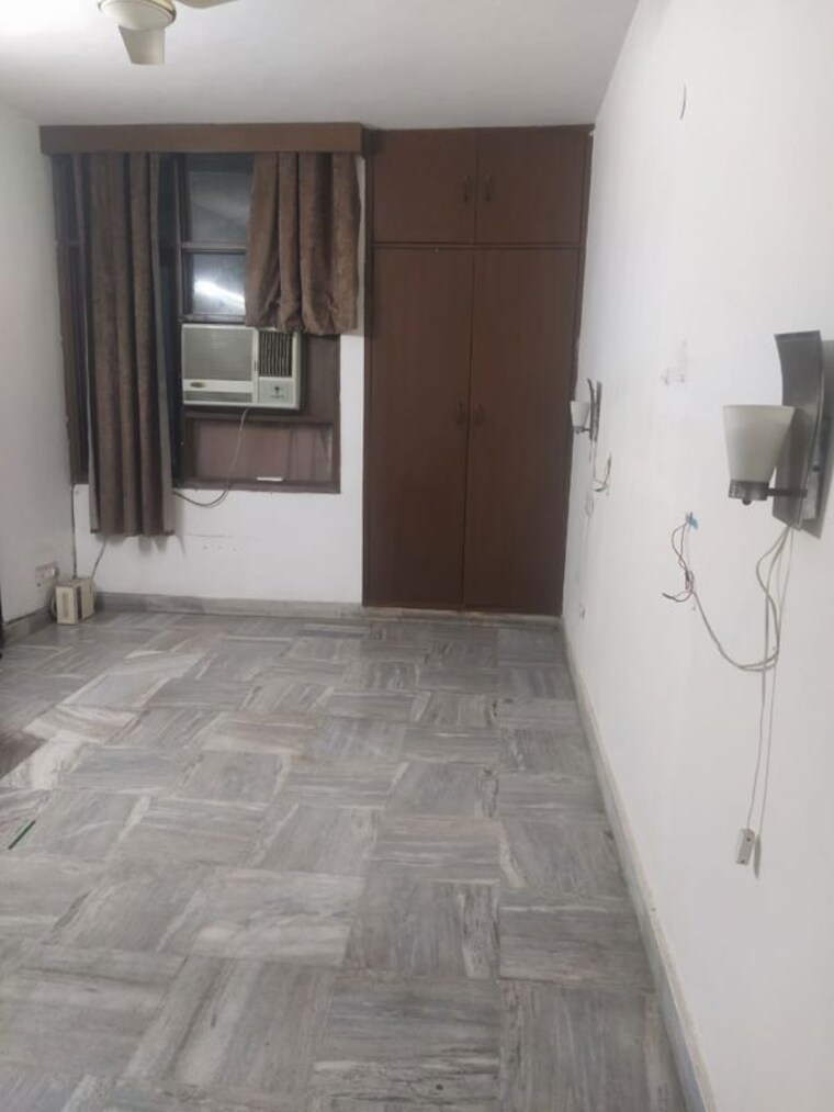 Room, south extension ii 3 Bedroom 200 Sq.Yd. Builder Floor In South Extension ii Delhi 10551125