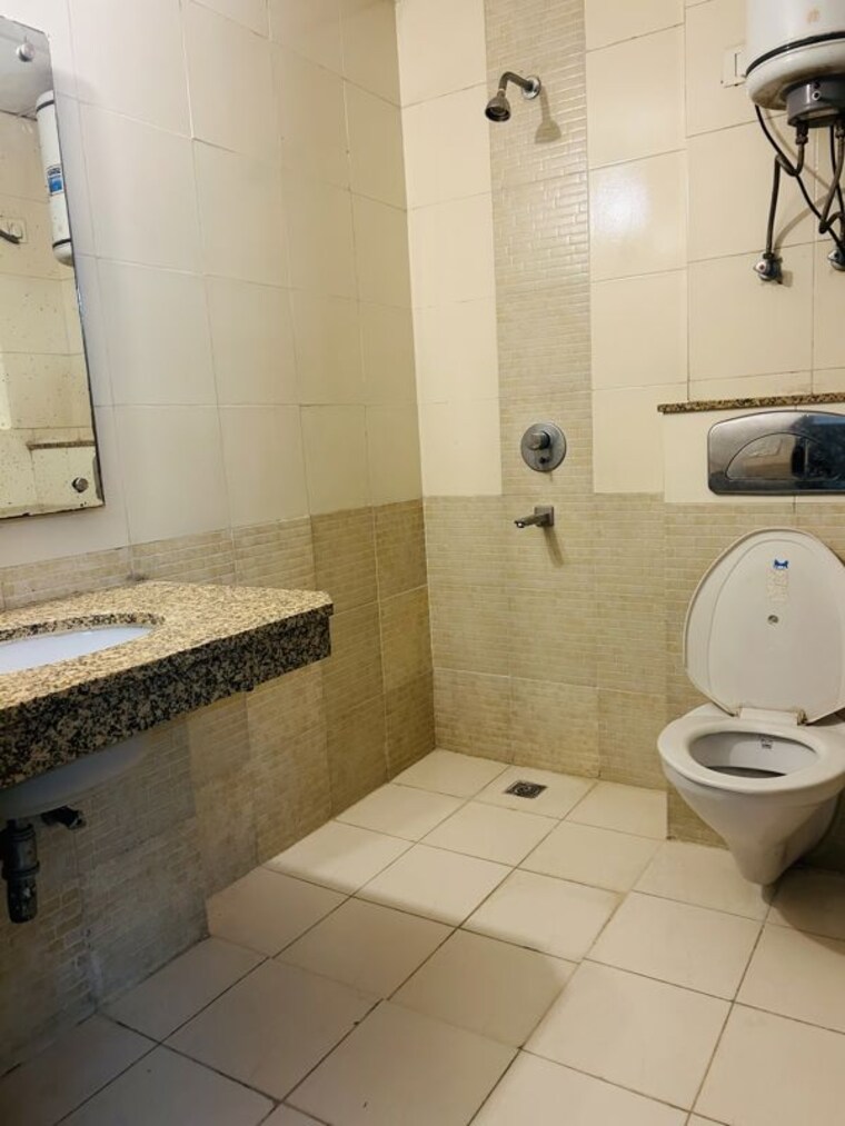 Bathroom, vipul-world-floors 3.5 Bedroom 2550 Sq.Ft. Builder Floor In Sector 48 Gurgaon 10551151