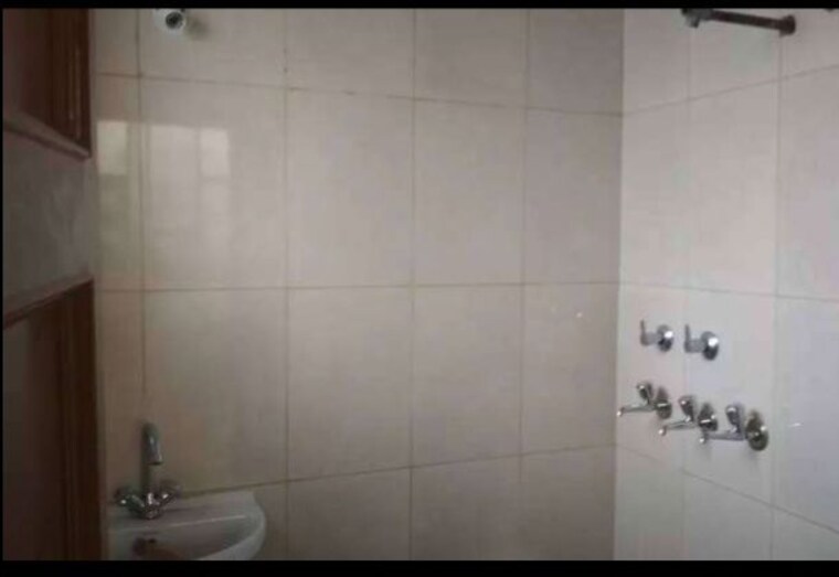 Bathroom, sector 49 3 Bedroom 1500 Sq.Ft. Builder Floor In Sector 49 Chandigarh 10551184