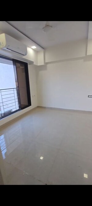 Room in 2.5 BHK Apartment at Juhu Pearl, Juhu – for Rent