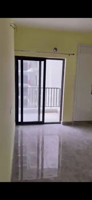 Room in 2.5 BHK Apartment at Panchsheel Greens, Sector 16 Greater Noida – for Rent