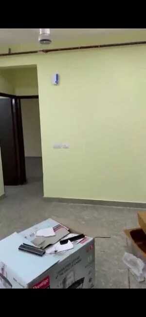 Room in 2.5 BHK Apartment at Panchsheel Greens, Sector 16 Greater Noida – for Rent