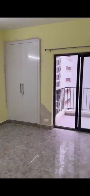 Room in 2.5 BHK Apartment at Panchsheel Greens, Sector 16 Greater Noida – for Rent
