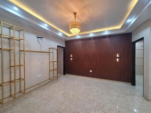 Room in 3 BHK Builder Floor at Sector 9 – for Rent