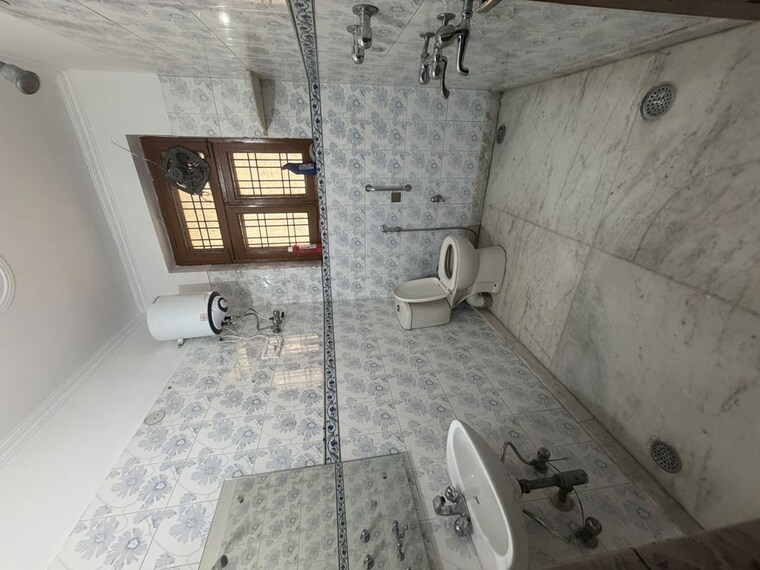Bathroom, sector 15 2 Bedroom 1800 Sq.Ft. Builder Floor In Sector 15 Gurgaon 10551282