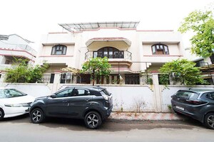 Parking in 5 BHK Independent House at Maninagar – for Sale