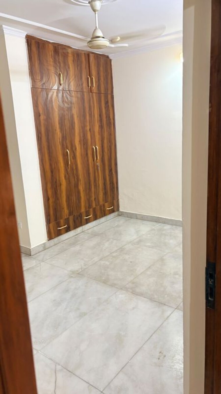 Room, sector 27 2 Bedroom 1800 Sq.Ft. Builder Floor In Sector 27 Noida 10551395