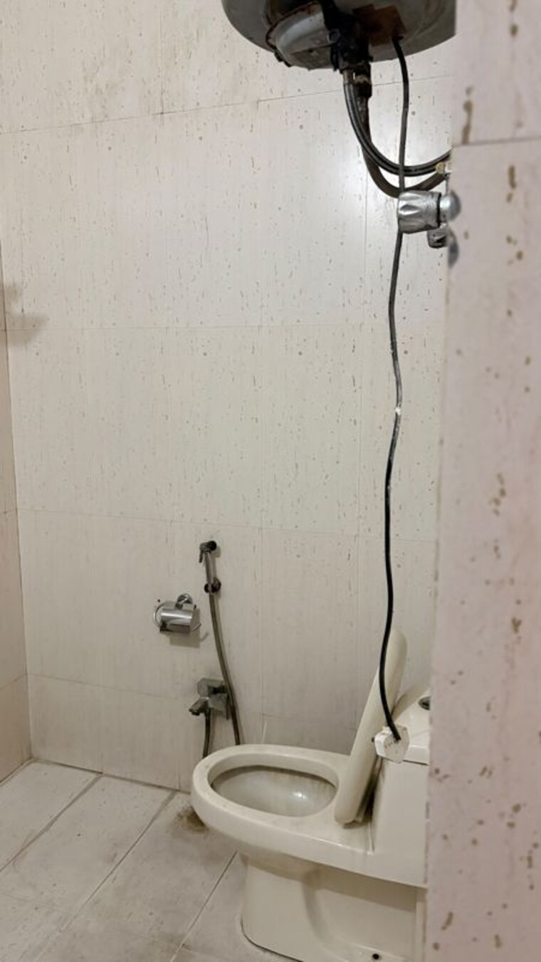 Bathroom, sector 27 2 Bedroom 1800 Sq.Ft. Builder Floor In Sector 27 Noida 10551395