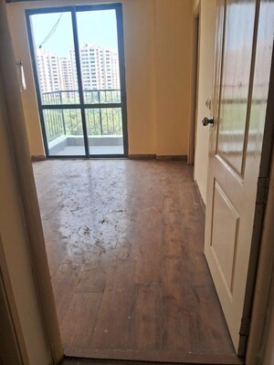 Room in 2 BHK Apartment at BPTP The Resort, Sector 75 – for Sale