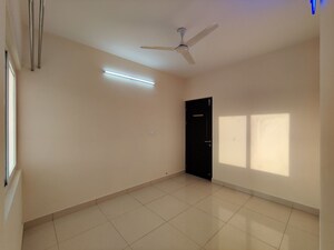Room in 2.5 BHK Apartment at Shriram Luxor, Hennur Road – for Rent