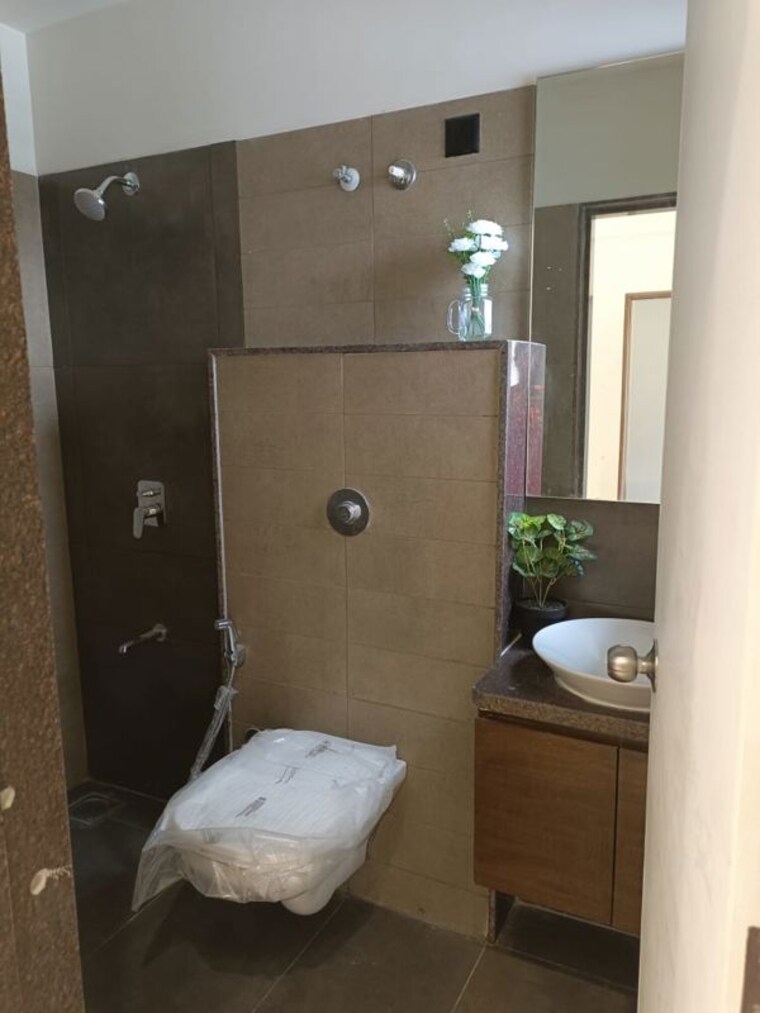 Bathroom, darshanam-seltosa 4 Bedroom 1300 Sq.Ft. Apartment In Gotri Vadodara 10443904