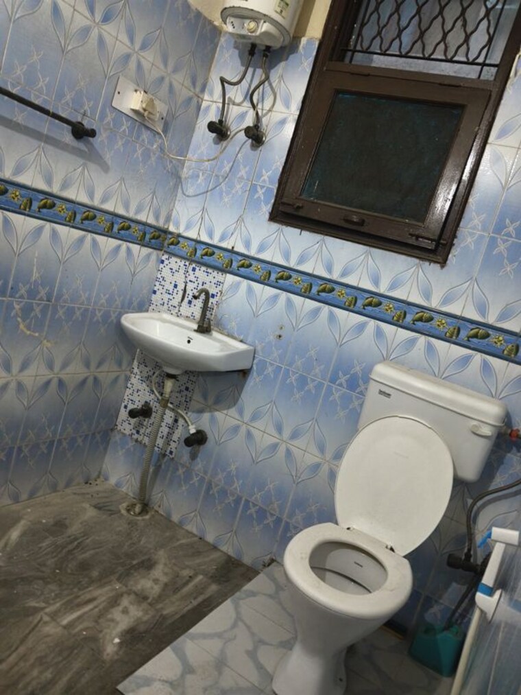 Bathroom, rwa-apartments-sector-52 1 Bedroom 550 Sq.Ft. Independent House In Sector 52 Noida 10551571