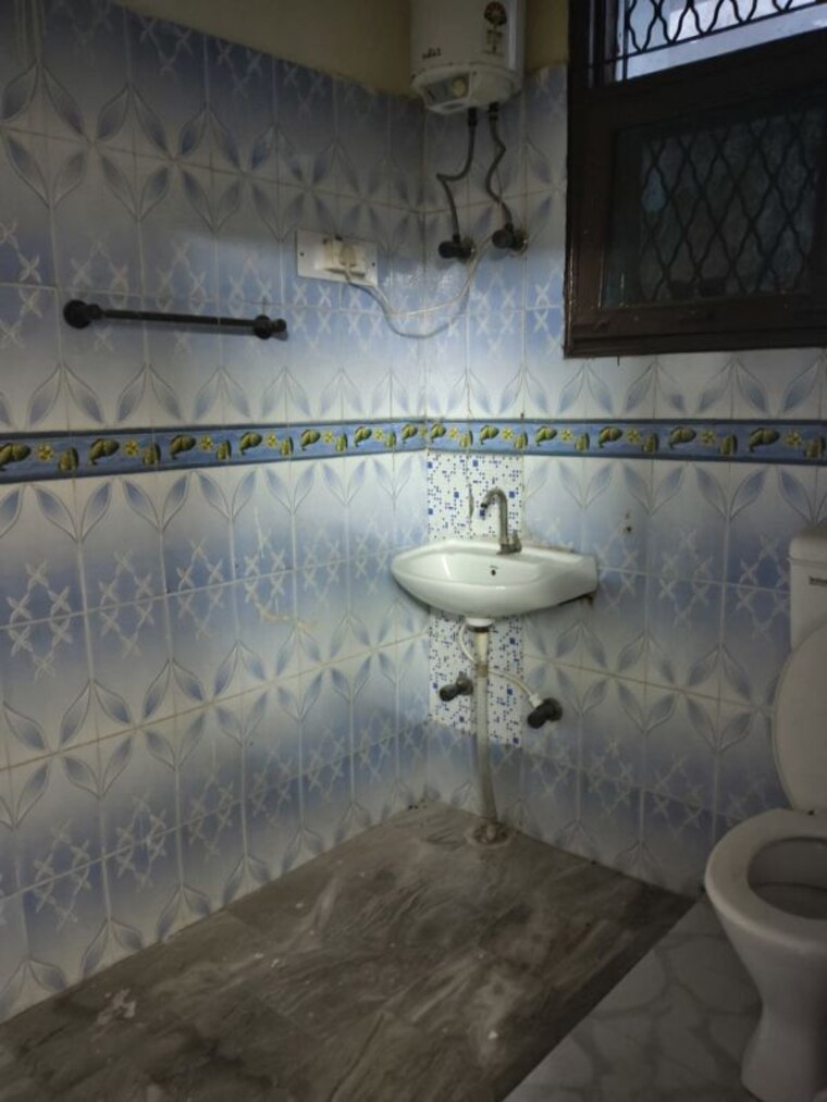 Bathroom, rwa-apartments-sector-52 1 Bedroom 550 Sq.Ft. Independent House In Sector 52 Noida 10551571
