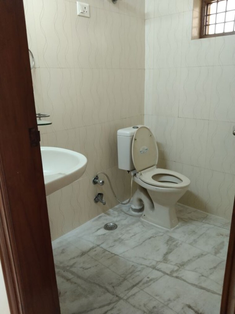 Bathroom, sector 23 3.5 Bedroom 1800 Sq.Ft. Villa In Sector 23 Gurgaon 10551798