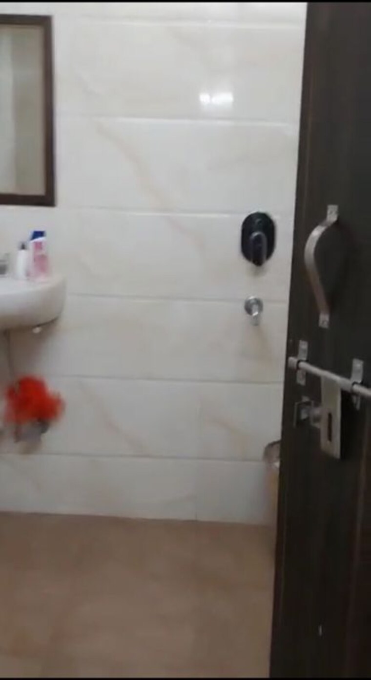 Bathroom, lajpat nagar i 2 Bedroom 900 Sq.Ft. Builder Floor In Lajpat Nagar I Delhi 10551841