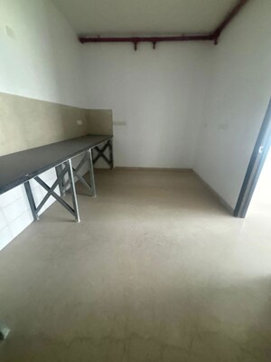Room in 4 BHK Apartment at Oberoi Enigma, Mulund West – for Sale