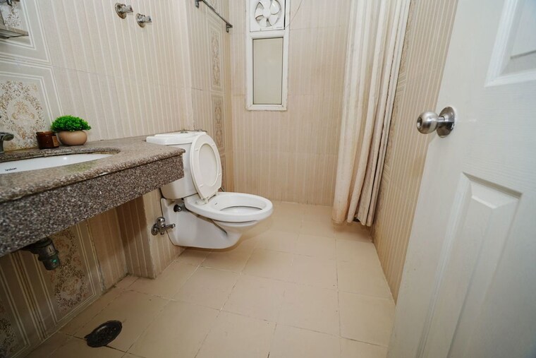 Bathroom, purvanchal-royal-city 3.5 Bedroom 1957 Sq.Ft. Apartment In Chi V Greater Noida Greater Noida 10551926