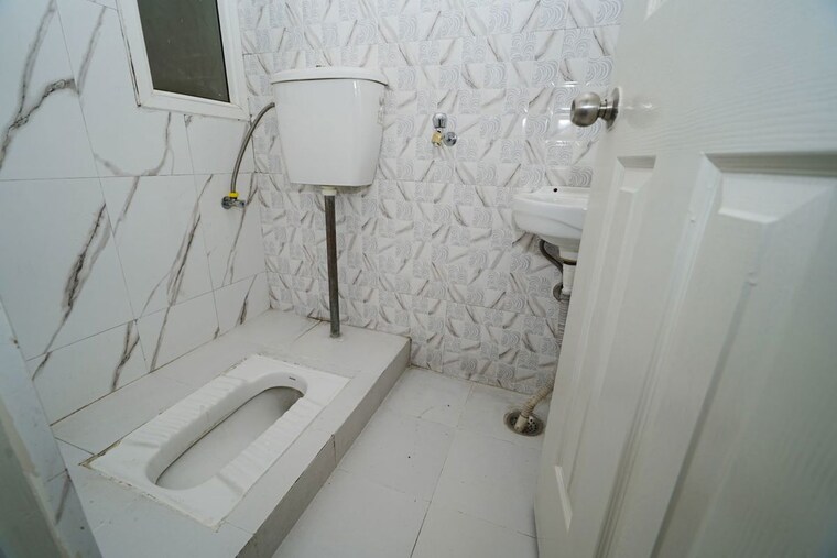 Bathroom, purvanchal-royal-city 3.5 Bedroom 1957 Sq.Ft. Apartment In Chi V Greater Noida Greater Noida 10551926