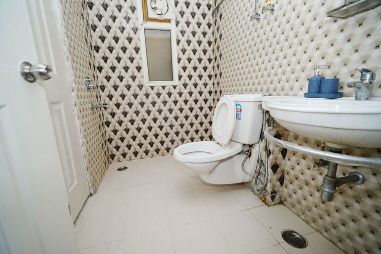Bathroom, purvanchal-royal-city 3.5 Bedroom 1957 Sq.Ft. Apartment In Chi V Greater Noida Greater Noida 10551926