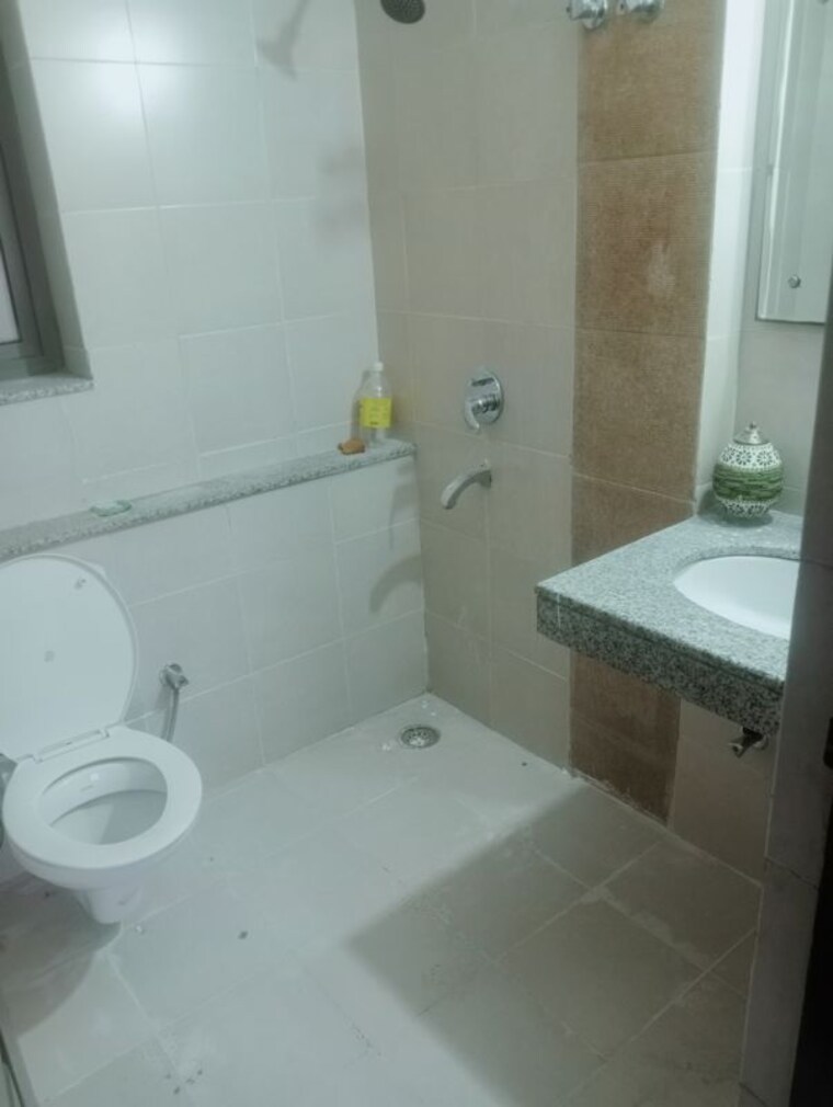 Bathroom, unitech-uniworld-gardens-2 2 Bedroom 1005 Sq.Ft. Apartment In Sector 47 Gurgaon 10551936