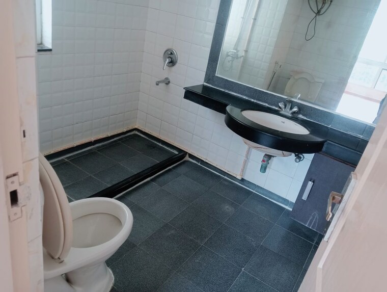 Bathroom, unitech-uniworld-gardens-2 2 Bedroom 1005 Sq.Ft. Apartment In Sector 47 Gurgaon 10551936
