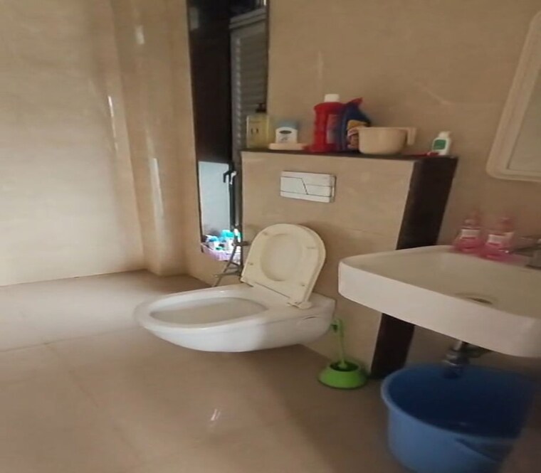 Bathroom, dadar west 2 Bedroom 750 Sq.Ft. Apartment In Dadar West Mumbai 10552012