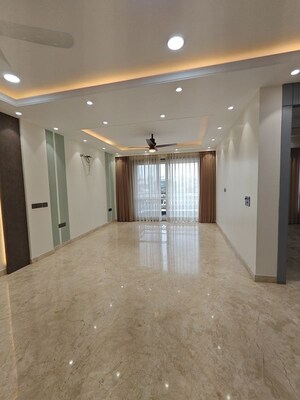 Room in 3 BHK Builder Floor at Craft Destination 43, Sector 43 – for Rent