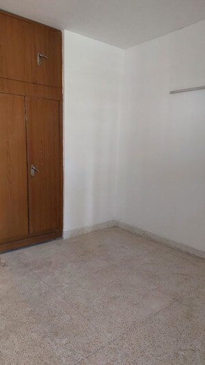Room in 3 BHK Builder Floor at Sector 21 – for Rent