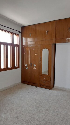 Room in 3 BHK Builder Floor at Sector 21 – for Rent
