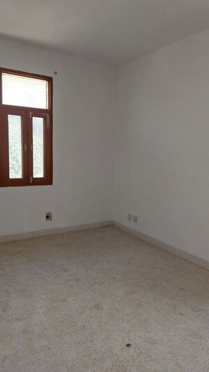 Room in 3 BHK Builder Floor at Sector 21 – for Rent