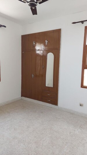 Room in 3 BHK Builder Floor at Sector 21 – for Rent